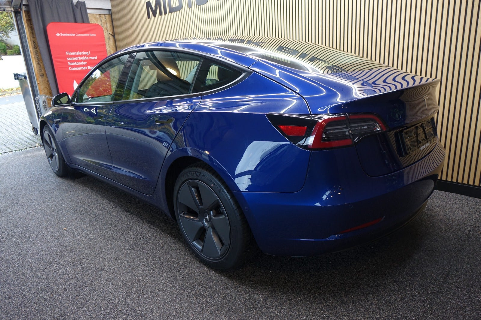 Blå Tesla Model 3 fra 2021