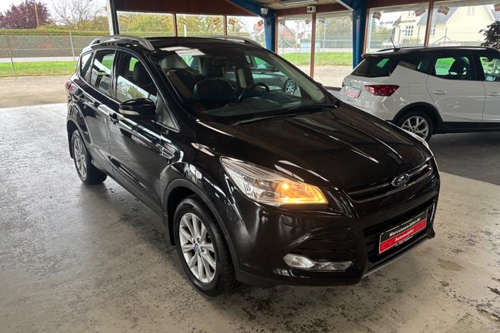 Sort Ford Kuga fra 2015