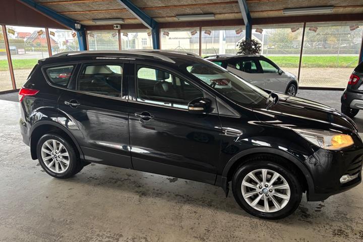 Sort Ford Kuga fra 2015