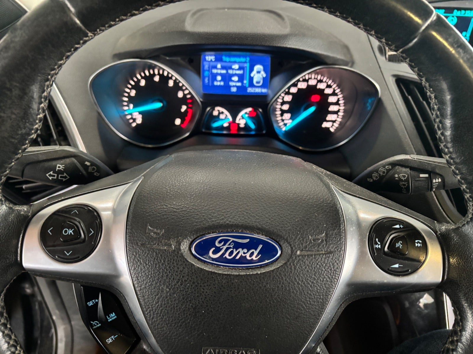 Sort Ford Kuga fra 2015