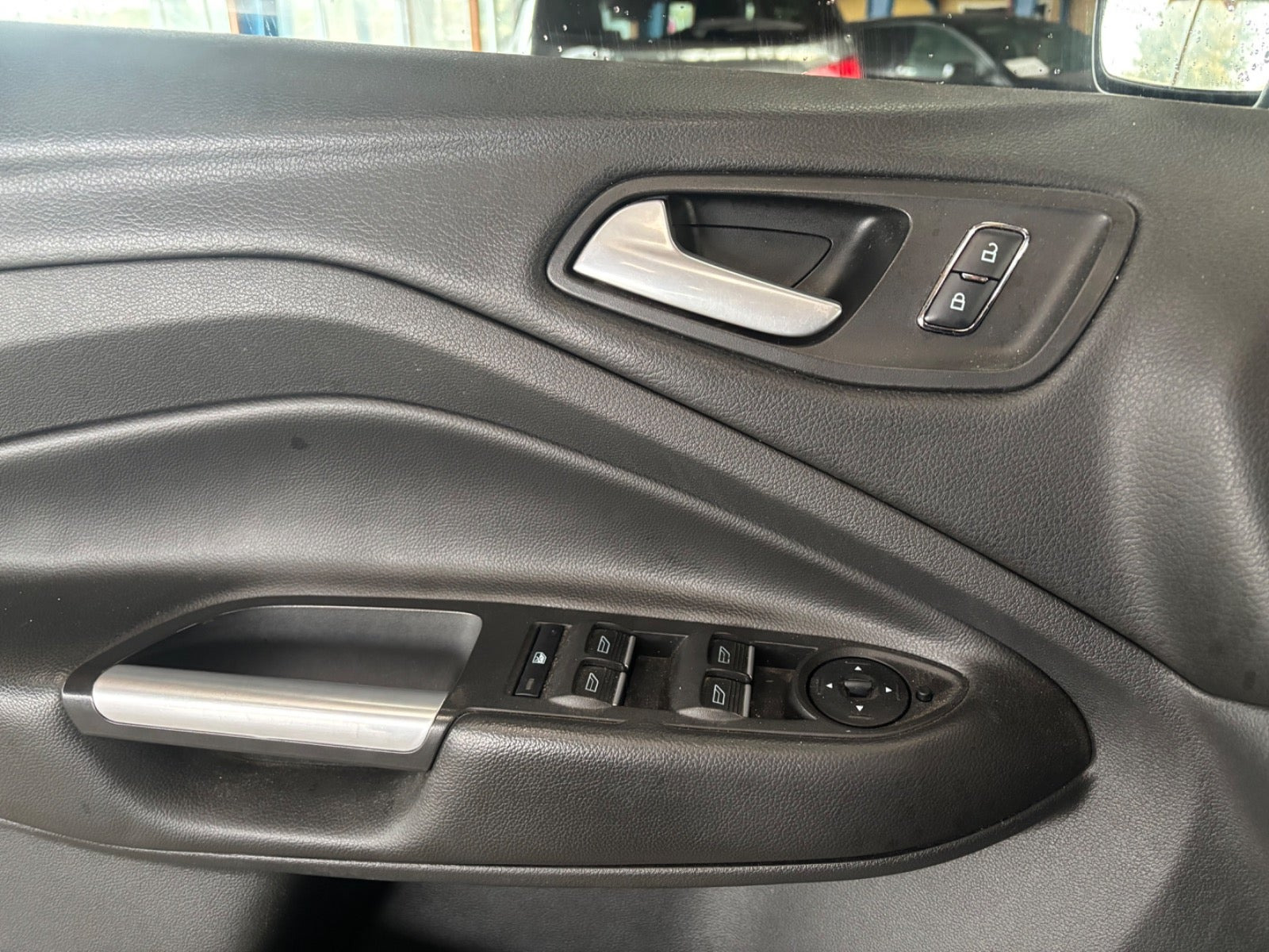 Sort Ford Kuga fra 2015