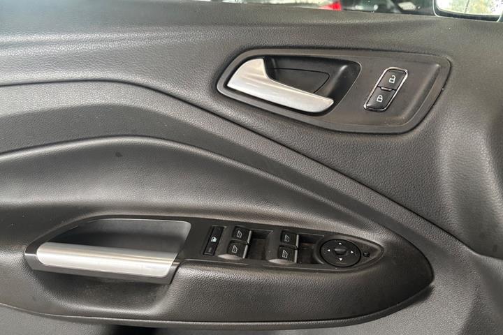 Sort Ford Kuga fra 2015