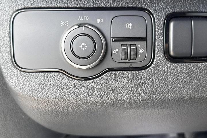 Hvid Mercedes Sprinter 317 fra 2025