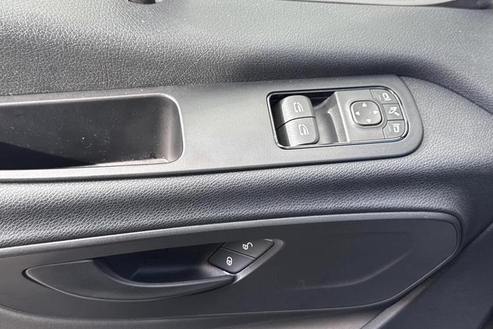 Hvid Mercedes Sprinter 317 fra 2025