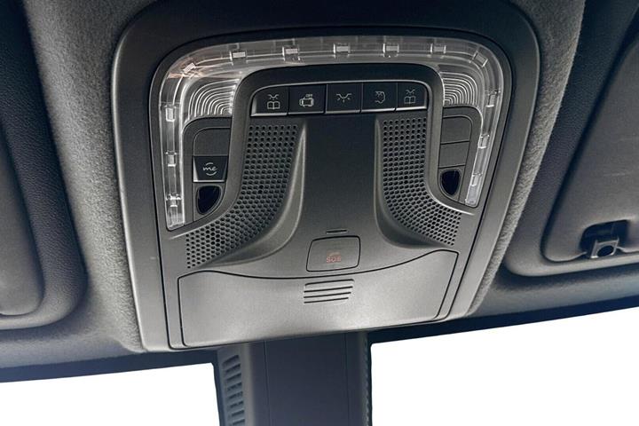 Hvid Mercedes Sprinter 317 fra 2025