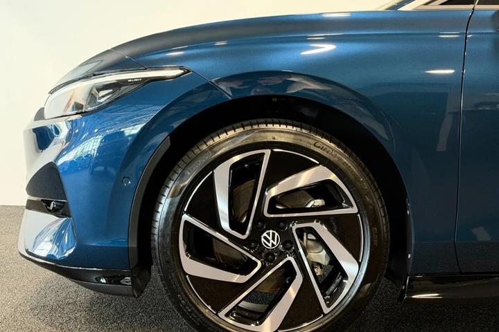 Blå VW ID.7 fra 2025