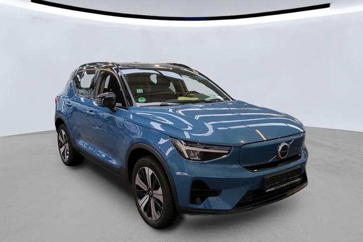 Blå Volvo XC40 fra 2023