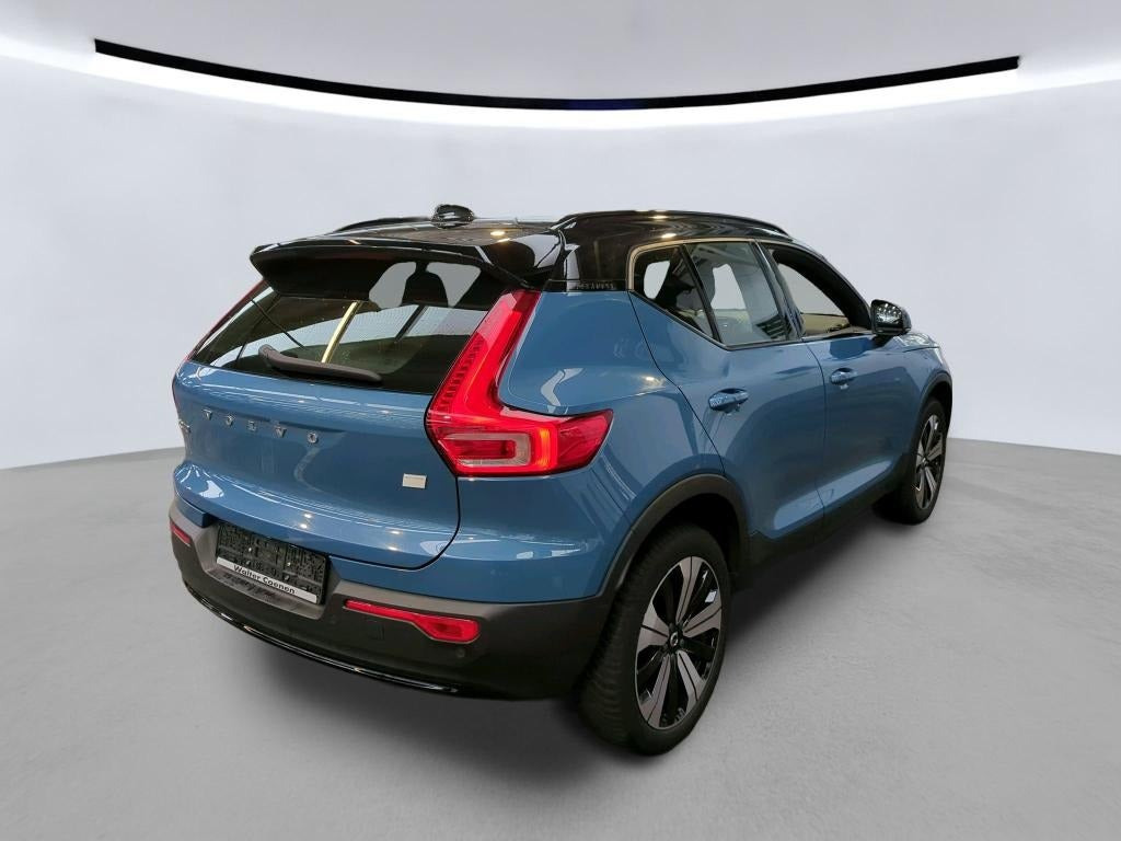 Blå Volvo XC40 fra 2023