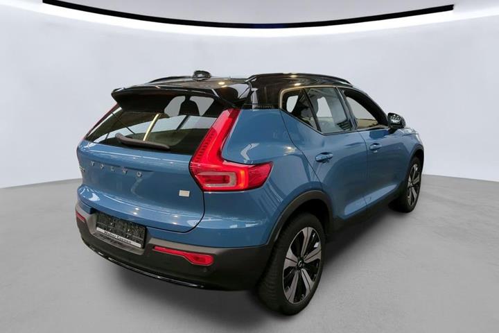 Blå Volvo XC40 fra 2023