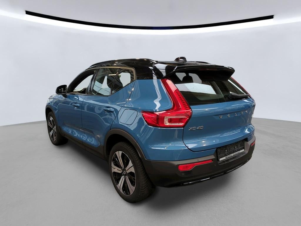 Blå Volvo XC40 fra 2023