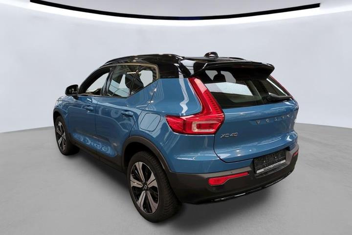 Blå Volvo XC40 fra 2023