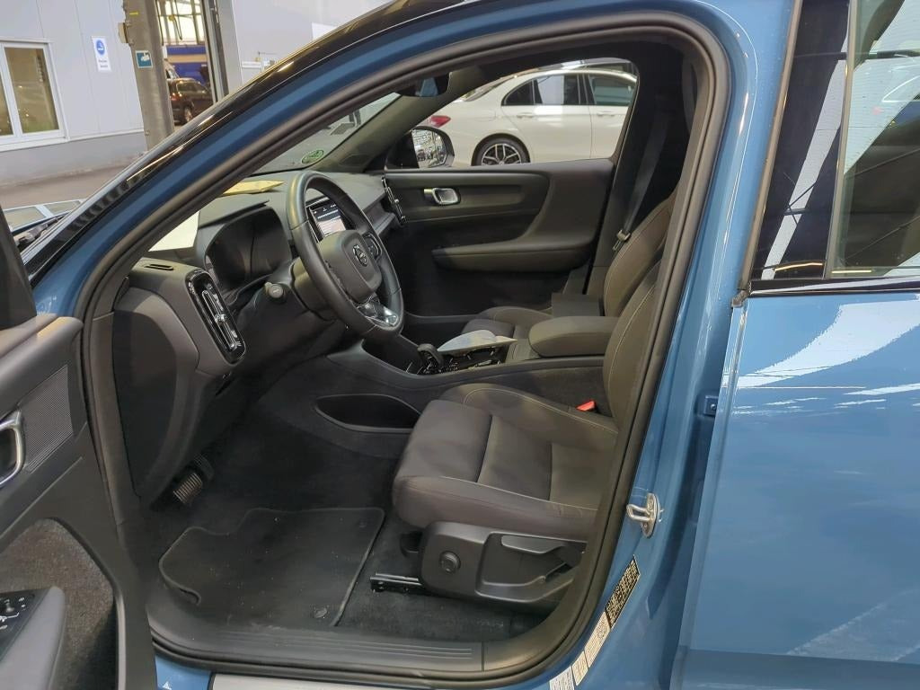 Blå Volvo XC40 fra 2023