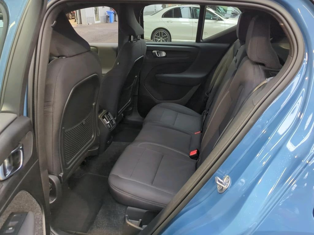 Blå Volvo XC40 fra 2023