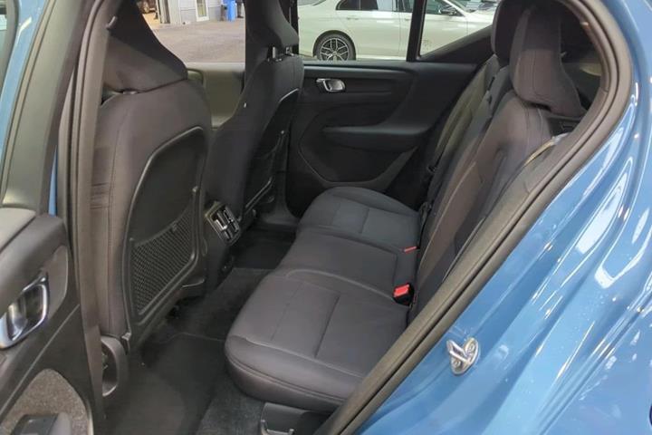 Blå Volvo XC40 fra 2023