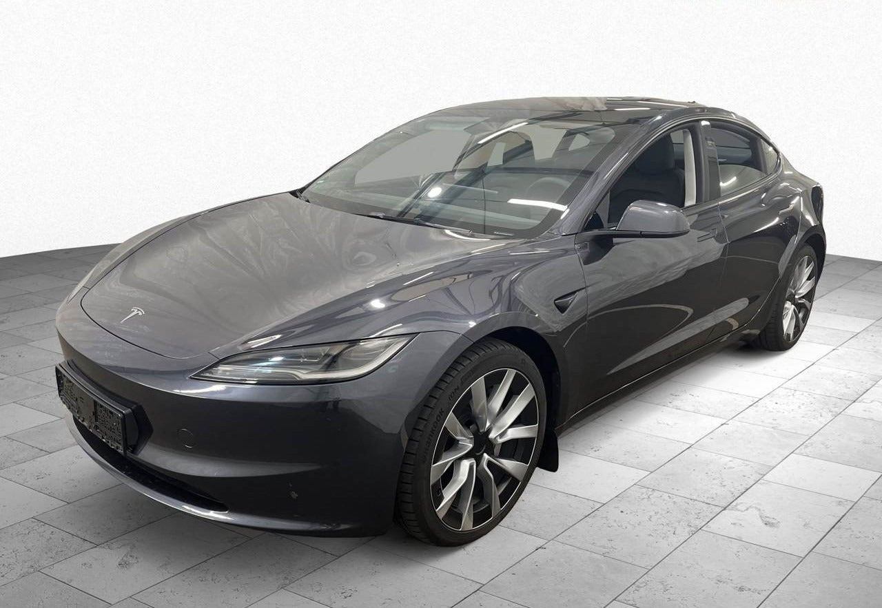 Grå Tesla Model 3 fra 2025