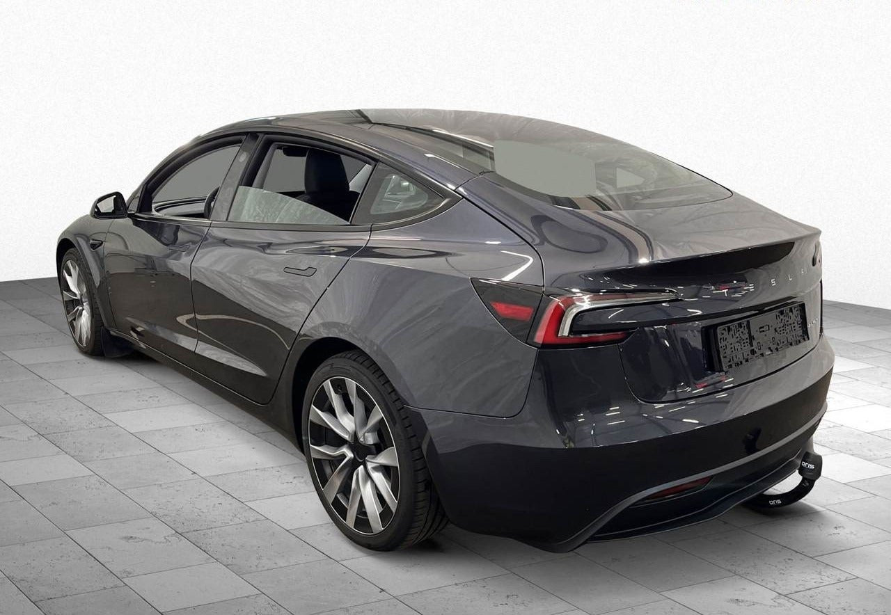 Grå Tesla Model 3 fra 2025
