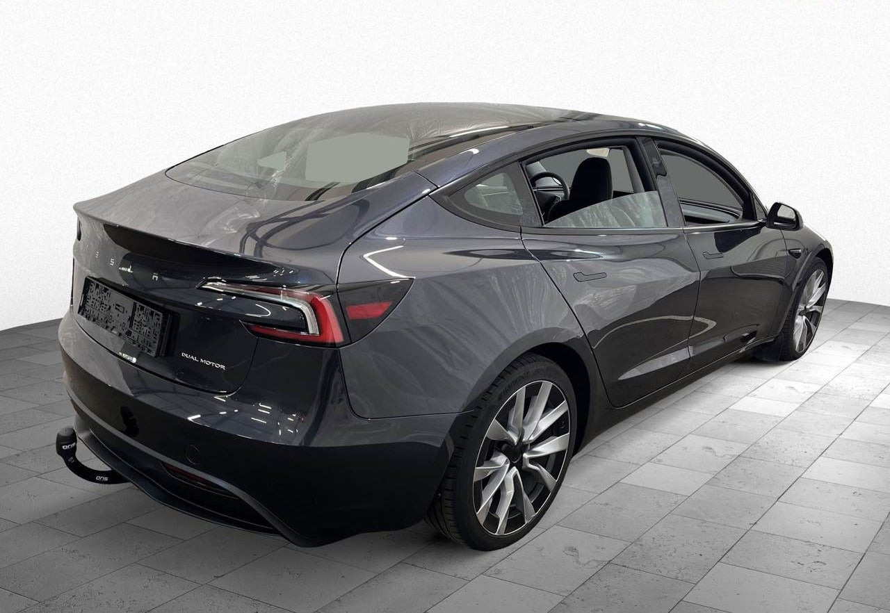 Grå Tesla Model 3 fra 2025