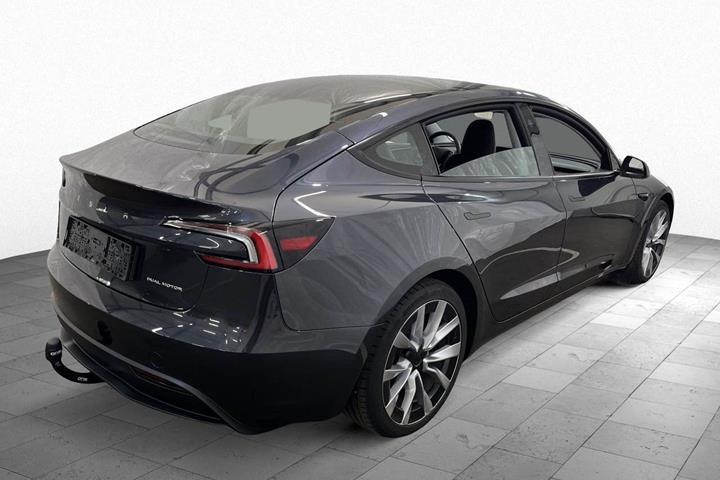 Grå Tesla Model 3 fra 2025