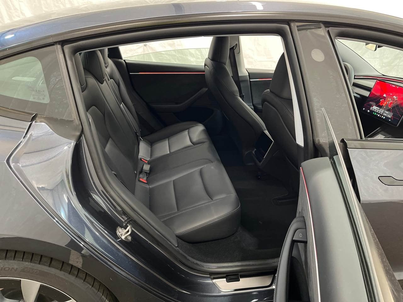 Grå Tesla Model 3 fra 2025