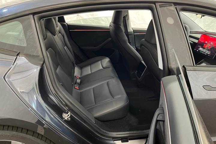 Grå Tesla Model 3 fra 2025