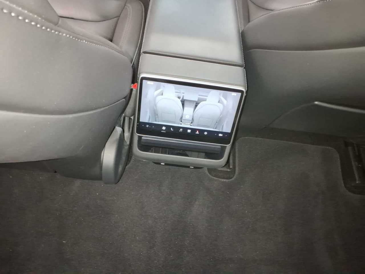 Grå Tesla Model 3 fra 2025