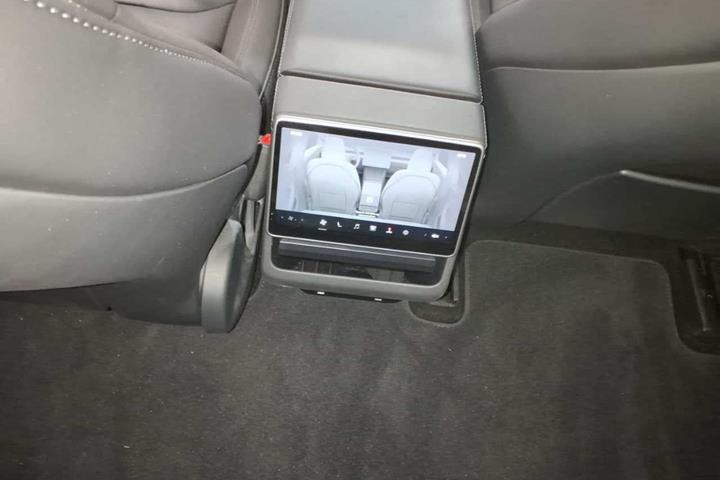 Grå Tesla Model 3 fra 2025