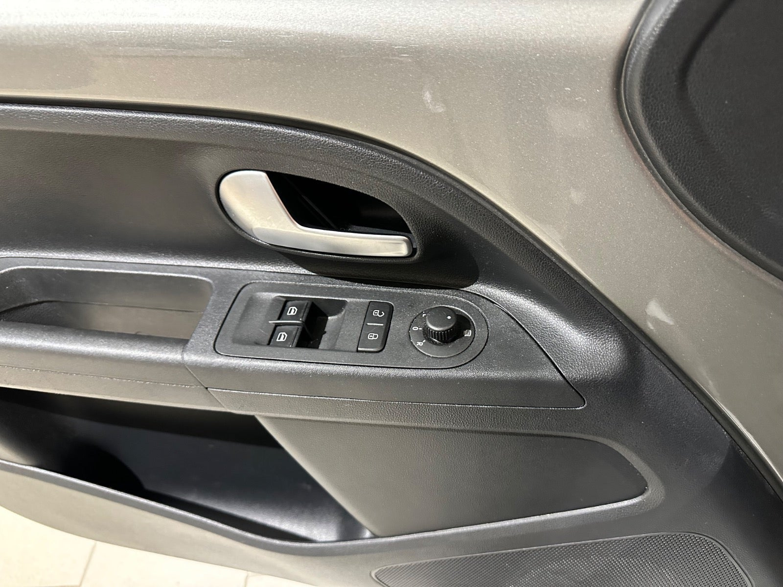 Grå VW E-UP! fra 2019