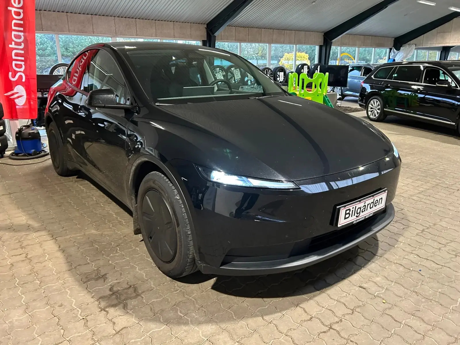 Sort Tesla Model Y fra 2026