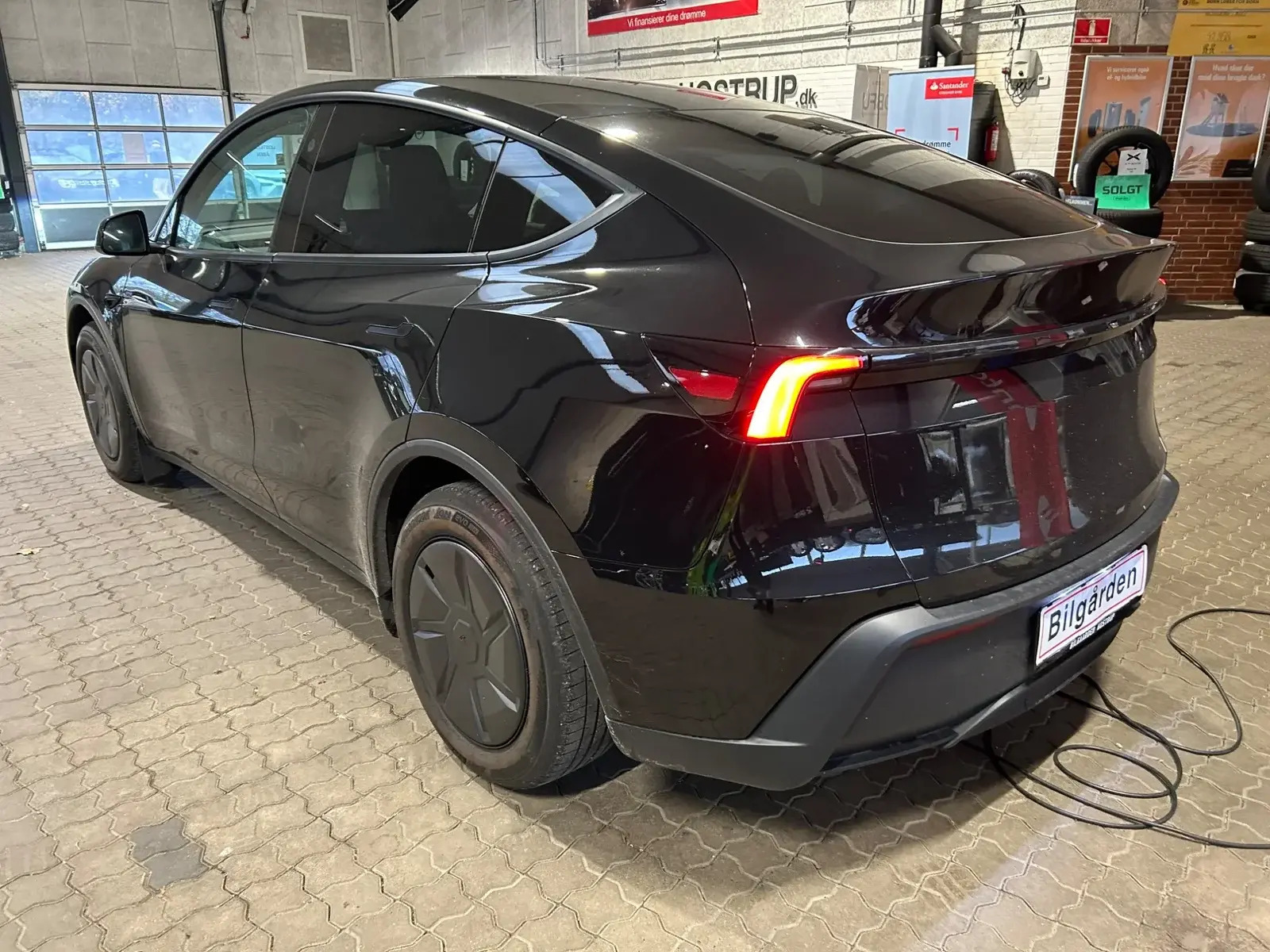 Sort Tesla Model Y fra 2026