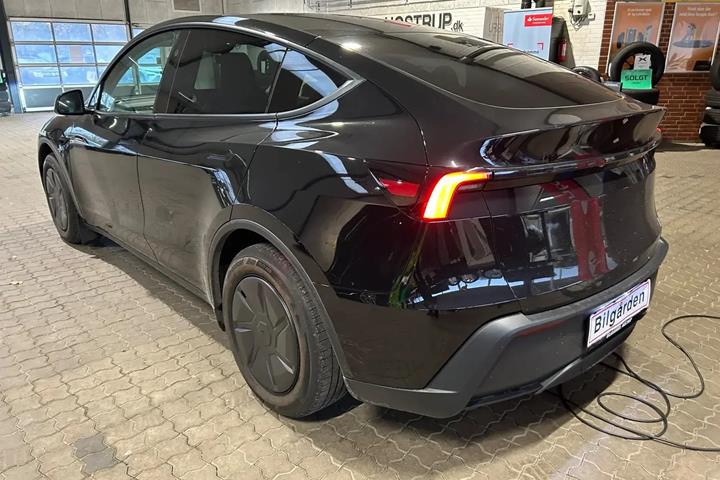 Sort Tesla Model Y fra 2026