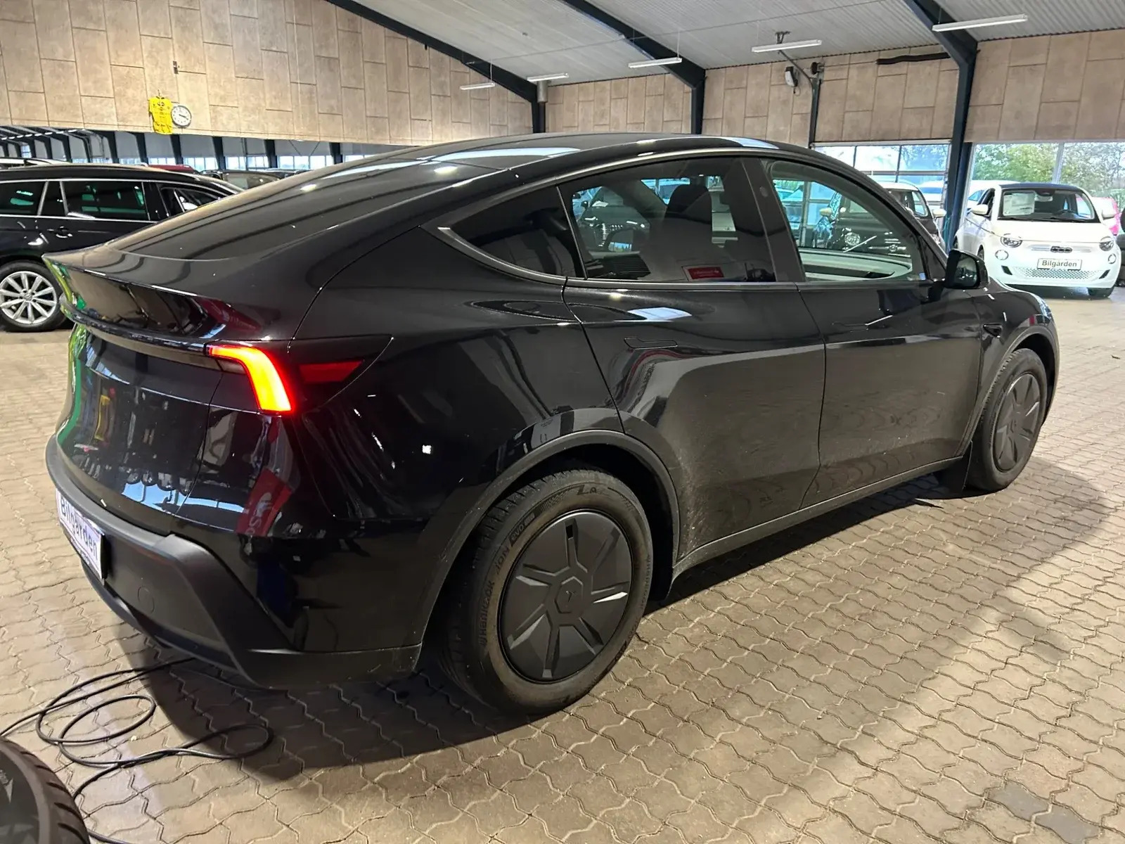 Sort Tesla Model Y fra 2026