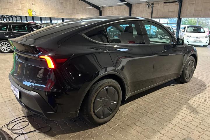 Sort Tesla Model Y fra 2026