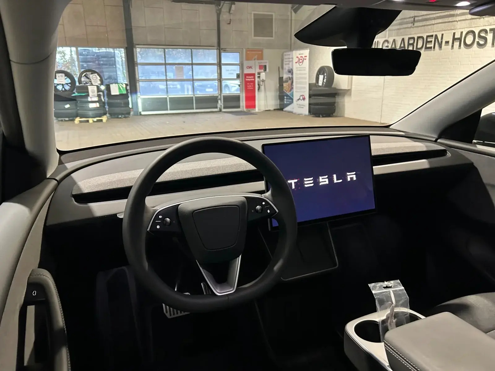 Sort Tesla Model Y fra 2026