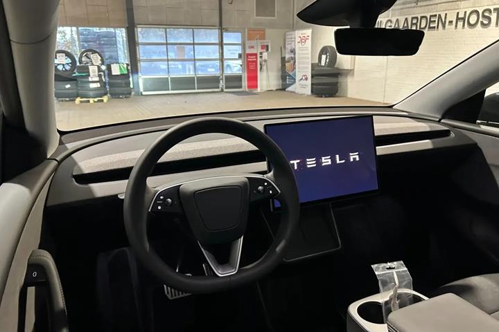 Sort Tesla Model Y fra 2026
