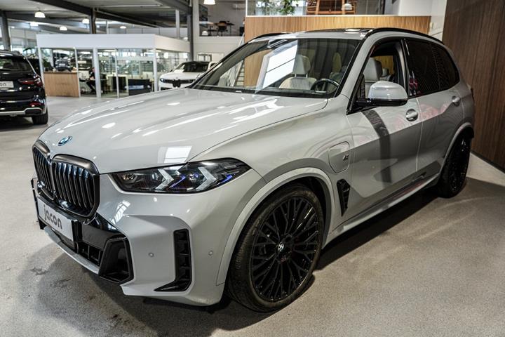 Grå BMW X5 fra 2024