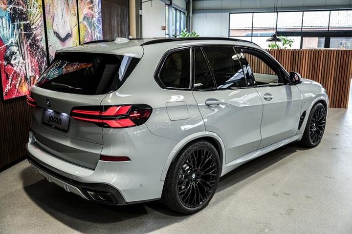 Grå BMW X5 fra 2024