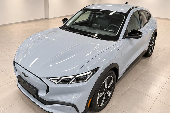 Grå Ford Mustang Mach-E fra 2025