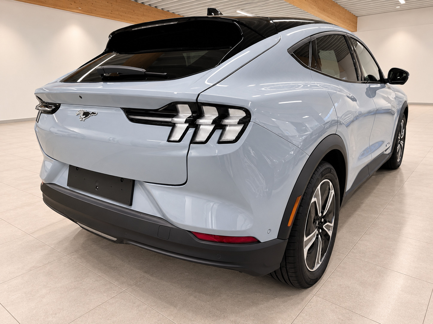 Grå Ford Mustang Mach-E fra 2025