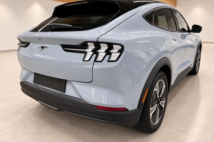 Grå Ford Mustang Mach-E fra 2025
