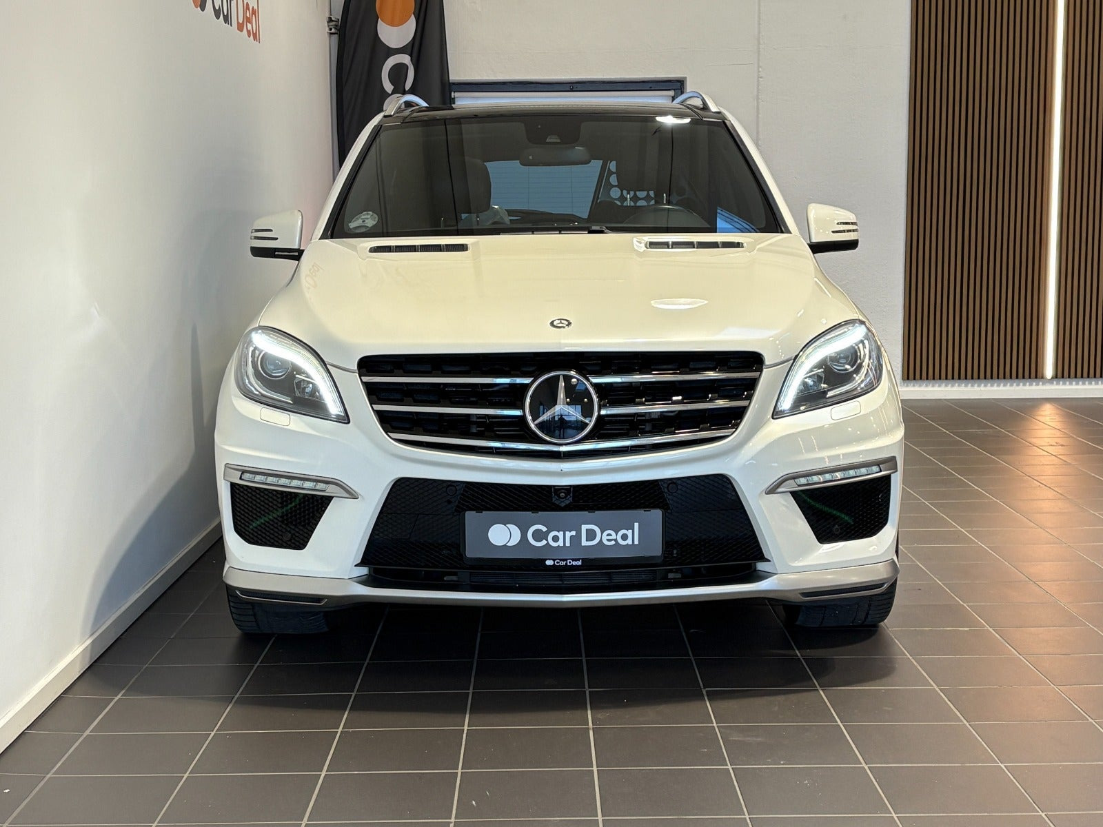 Hvid Mercedes ML63 fra 2013