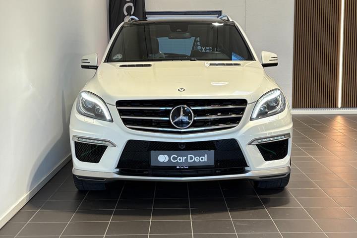 Hvid Mercedes ML63 fra 2013
