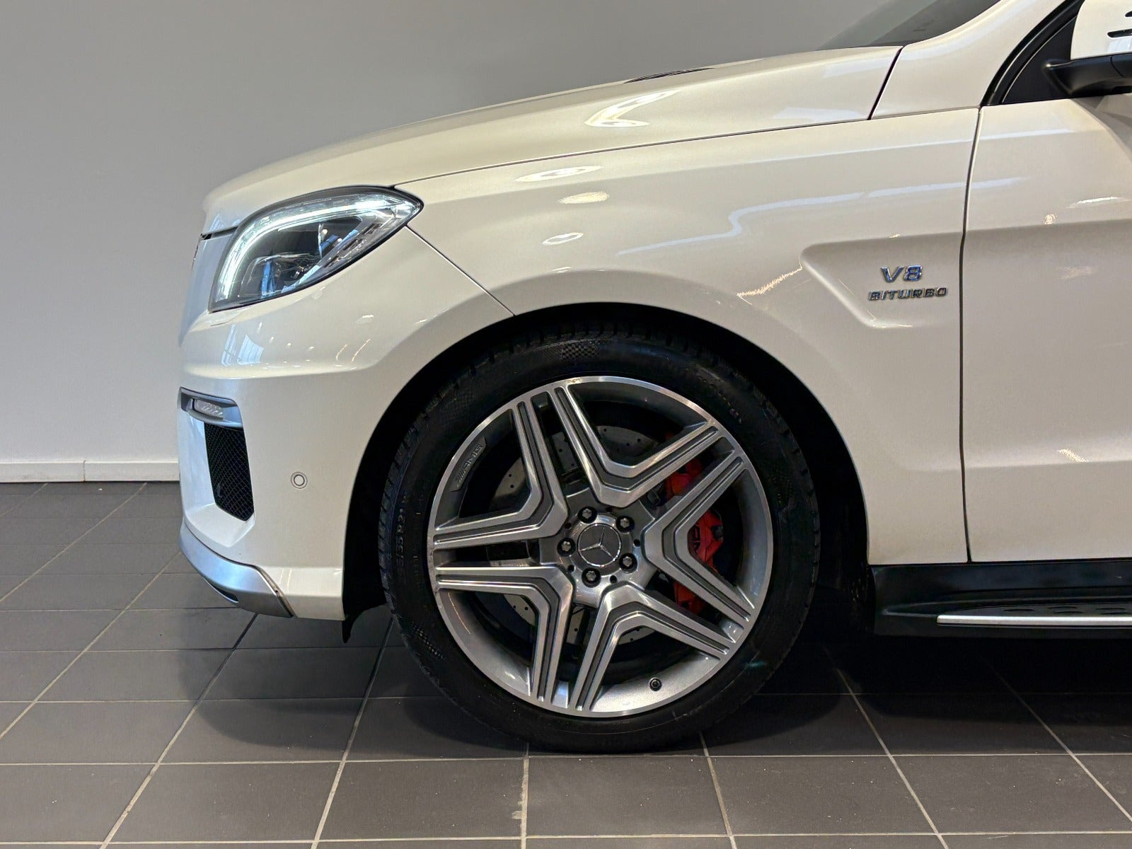 Hvid Mercedes ML63 fra 2013