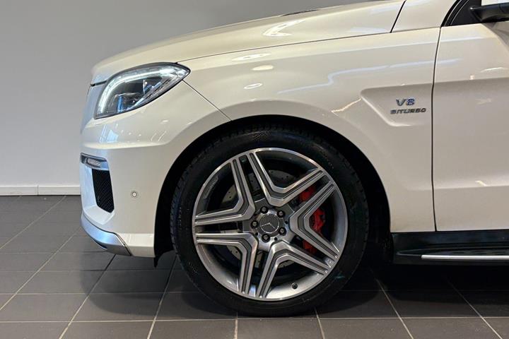 Hvid Mercedes ML63 fra 2013