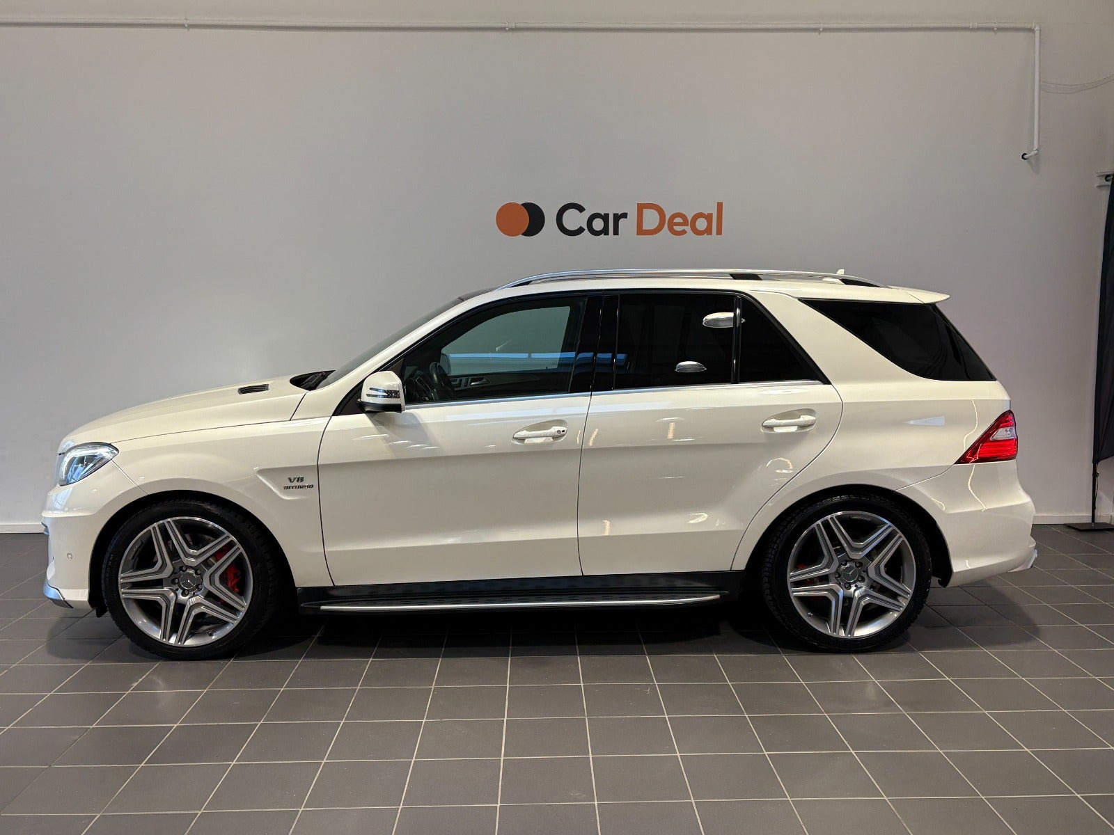 Hvid Mercedes ML63 fra 2013