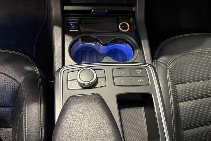 Hvid Mercedes ML63 fra 2013