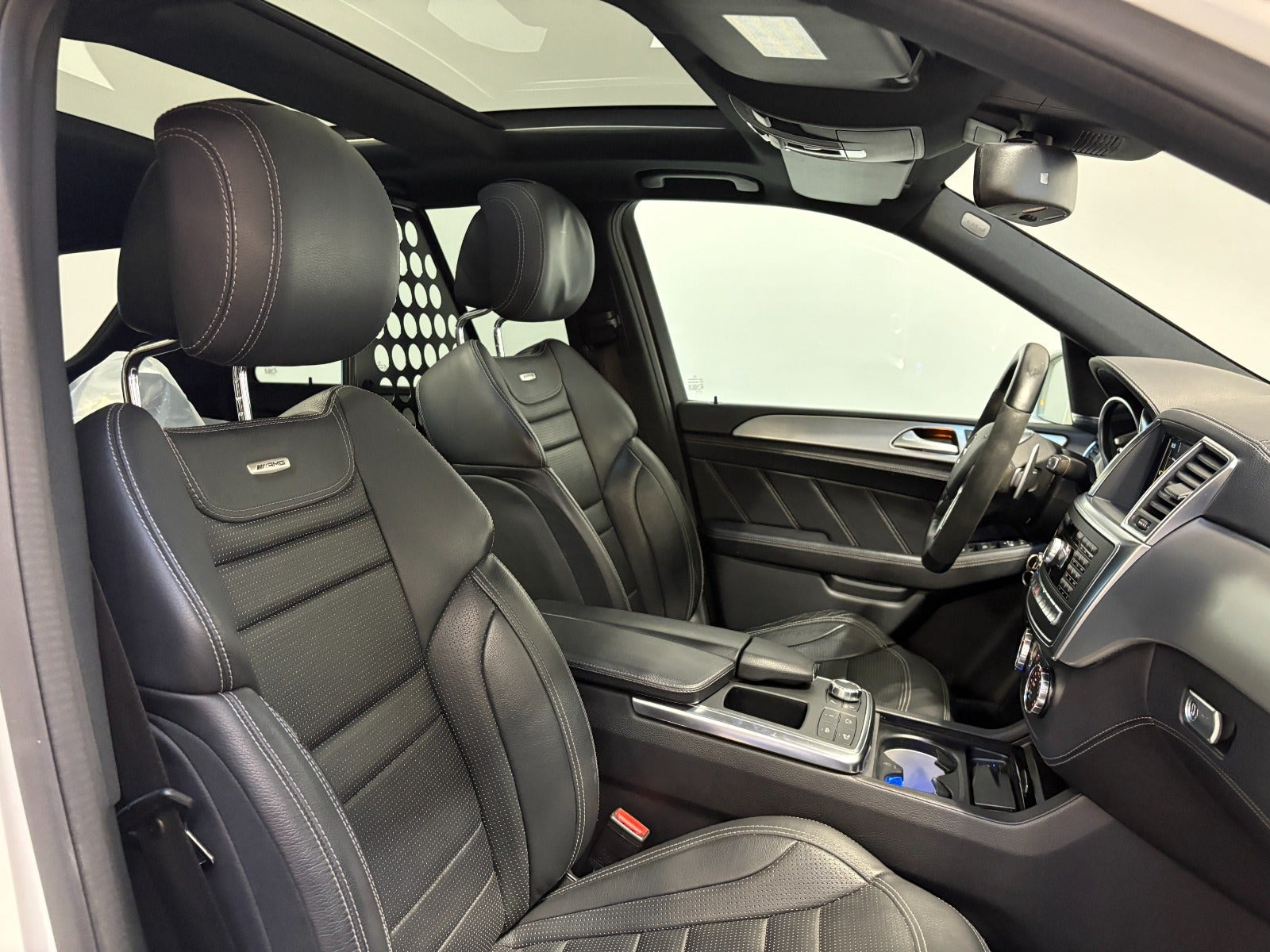 Hvid Mercedes ML63 fra 2013