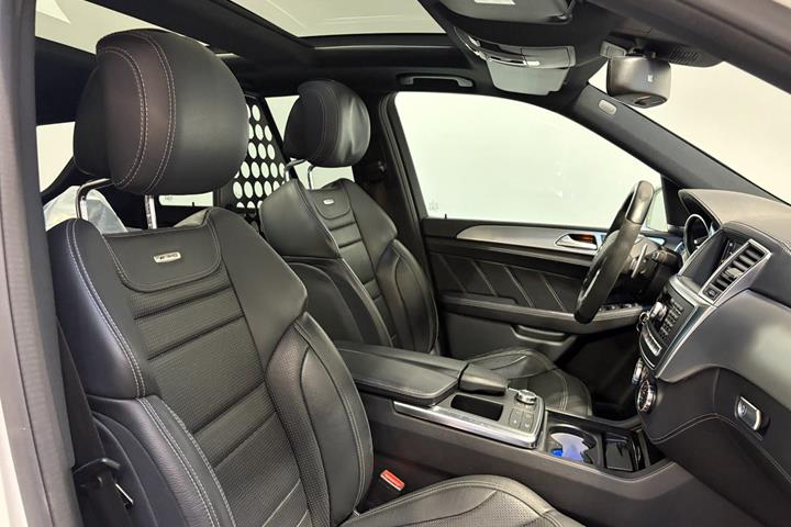 Hvid Mercedes ML63 fra 2013