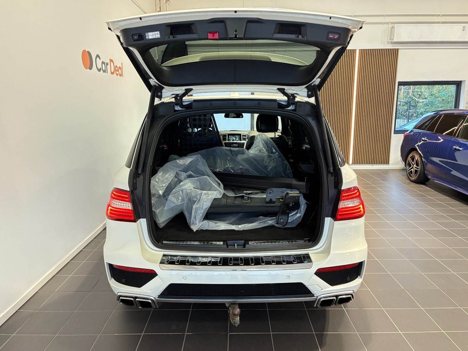 Hvid Mercedes ML63 fra 2013