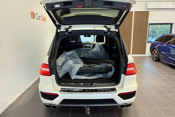 Hvid Mercedes ML63 fra 2013