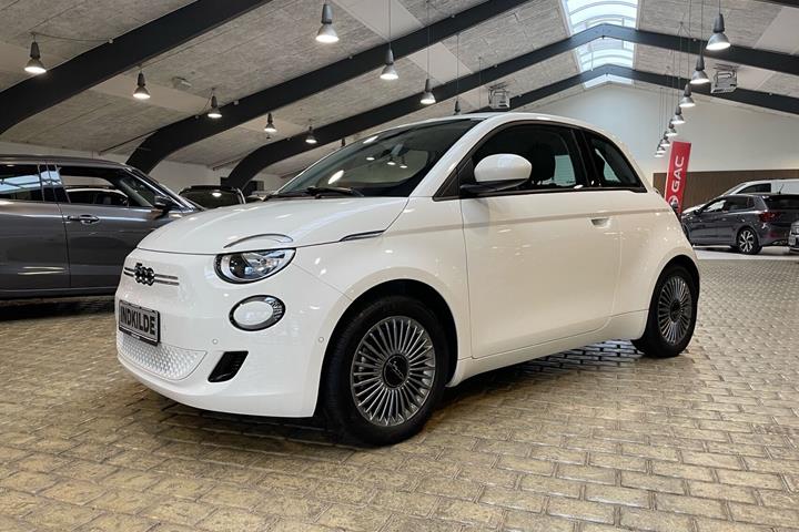Hvid Fiat 500e fra 2024